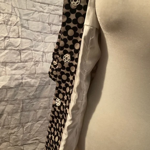 “COCO & TASHI” Black and White Floral Coat Dress . - Picture 9 of 15